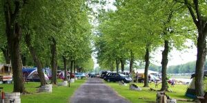 Camping Domaine du Rêve, Sainte-Angèle-de-Monnoir Land rental of a two- or three-service for five nights