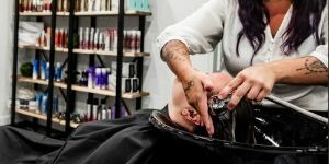 Ô Masculin BarberShop & Ô Féminin Coiffure Mise en plis et traitement lavabo cheveux mi-long 
